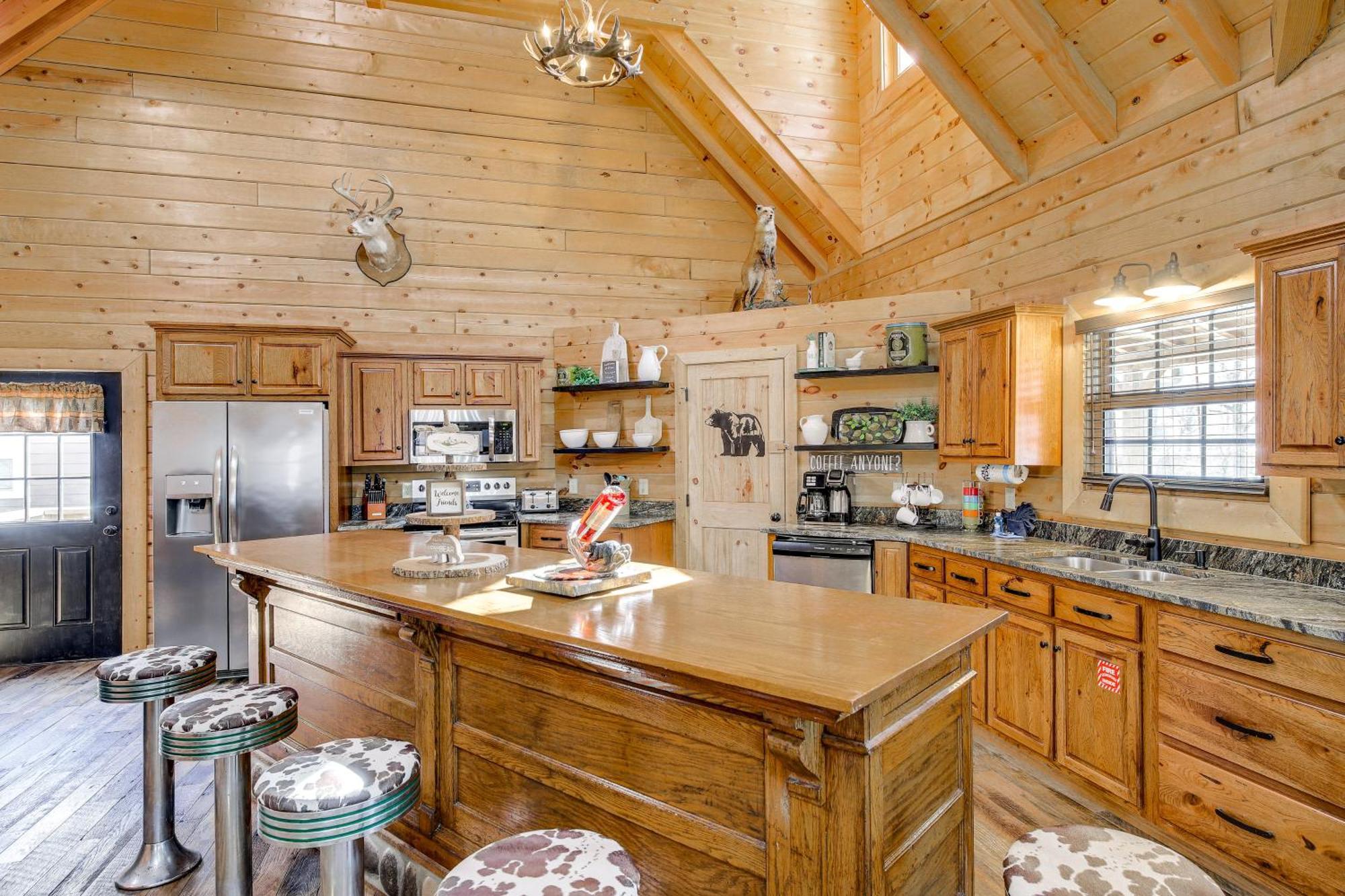 פיג'ן פורג' Riverfront Cabin With Hot Tub - 3 Miles To Dollywood מראה חיצוני תמונה